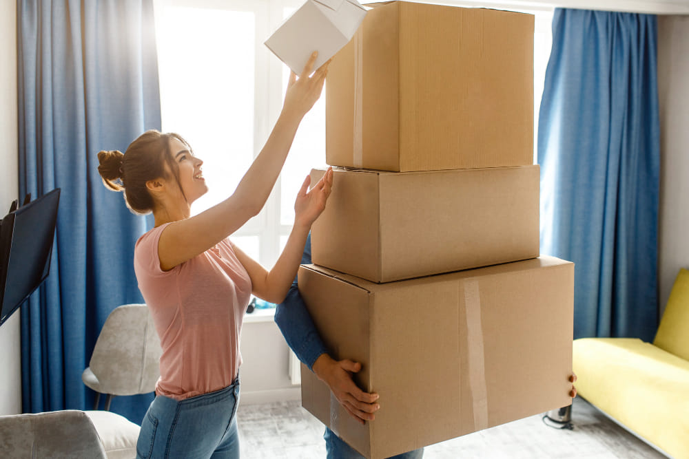 femme carton déménageur à strasbourg